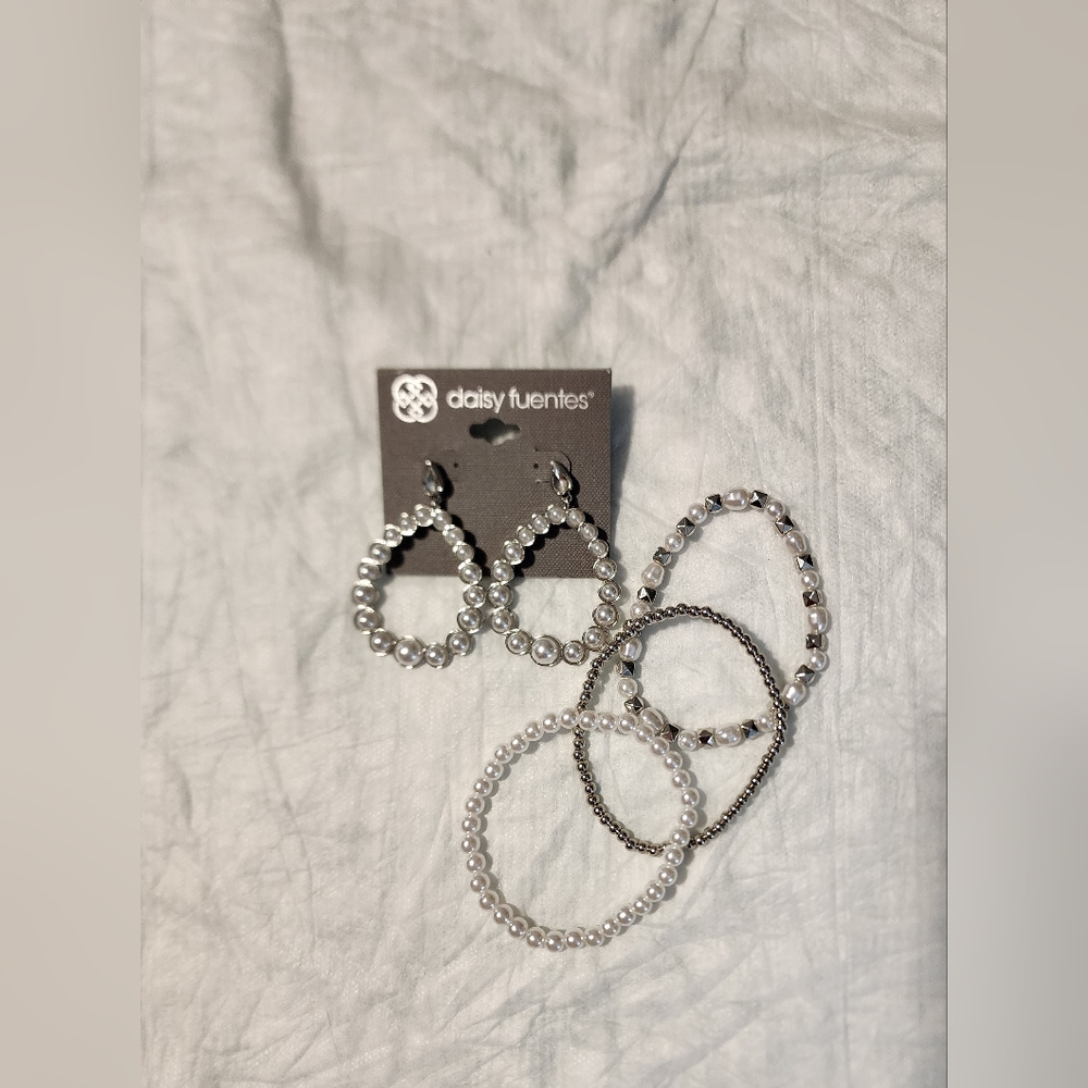 NEW!! Daisy Fuentes  Pearl Dangles/ Bracelet Set
